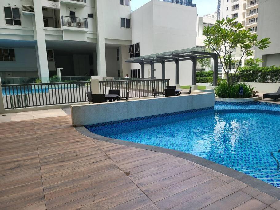 Luxury @ Bgc Sleeps 6 Comfortably Fast Wifi Pool! Apartment Manila Exterior photo