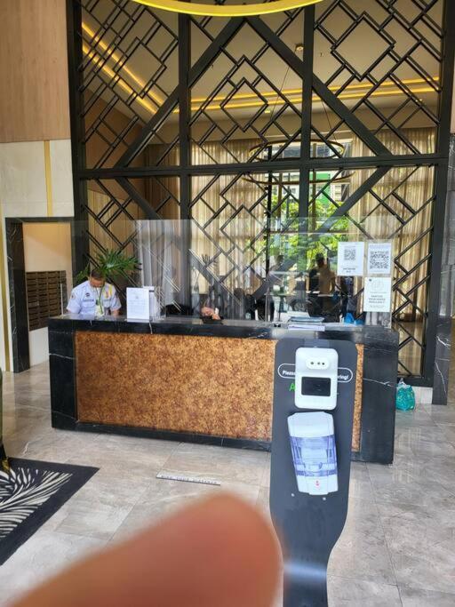 Luxury @ Bgc Sleeps 6 Comfortably Fast Wifi Pool! Apartment Manila Exterior photo