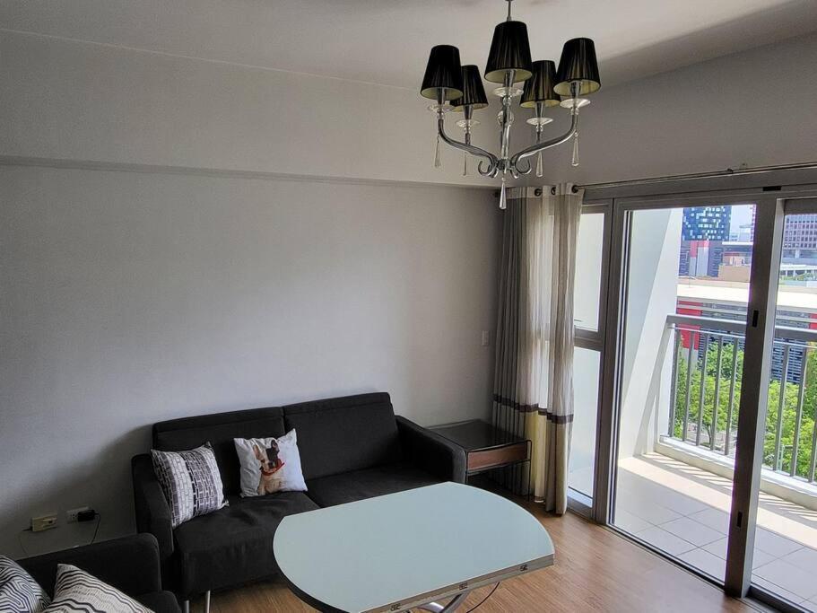 Luxury @ Bgc Sleeps 6 Comfortably Fast Wifi Pool! Apartment Manila Exterior photo