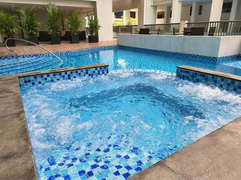 Luxury @ Bgc Sleeps 6 Comfortably Fast Wifi Pool! Apartment Manila Exterior photo