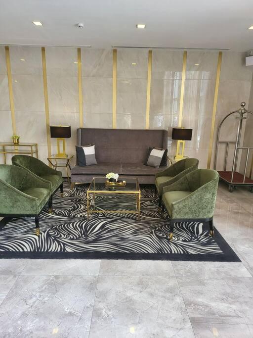 Luxury @ Bgc Sleeps 6 Comfortably Fast Wifi Pool! Apartment Manila Exterior photo