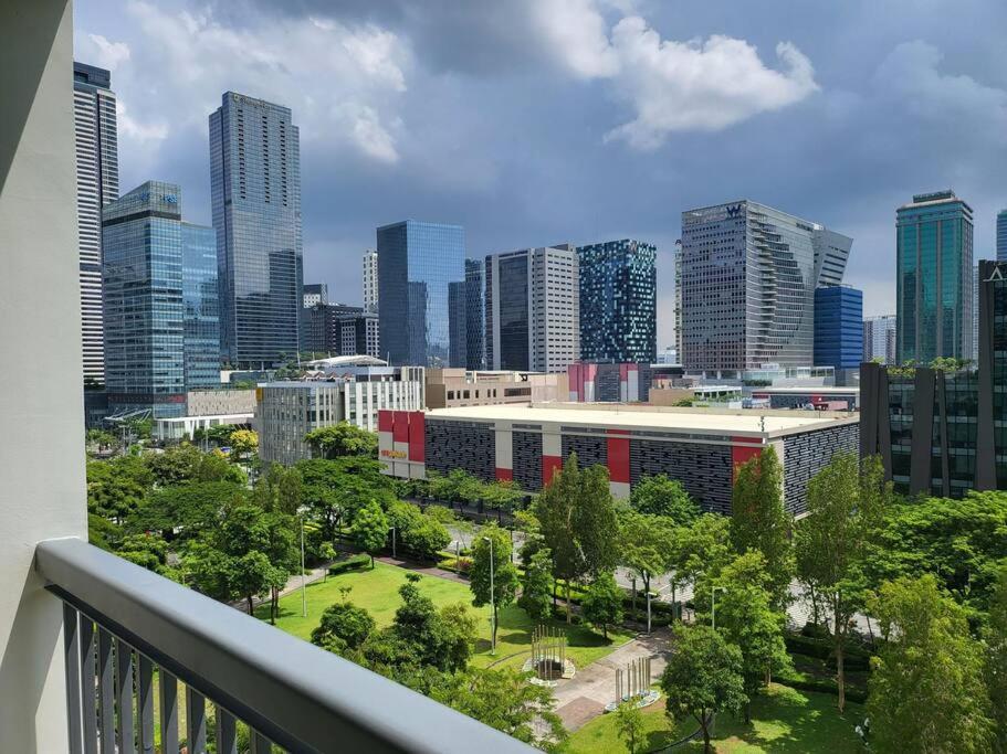 Luxury @ Bgc Sleeps 6 Comfortably Fast Wifi Pool! Apartment Manila Exterior photo