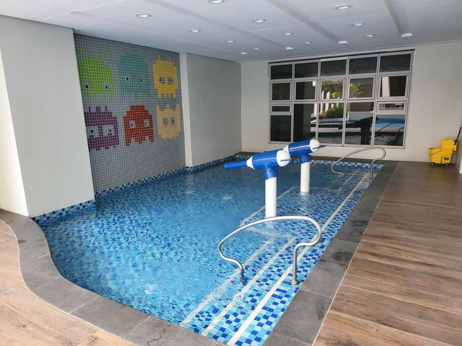Luxury @ Bgc Sleeps 6 Comfortably Fast Wifi Pool! Apartment Manila Exterior photo