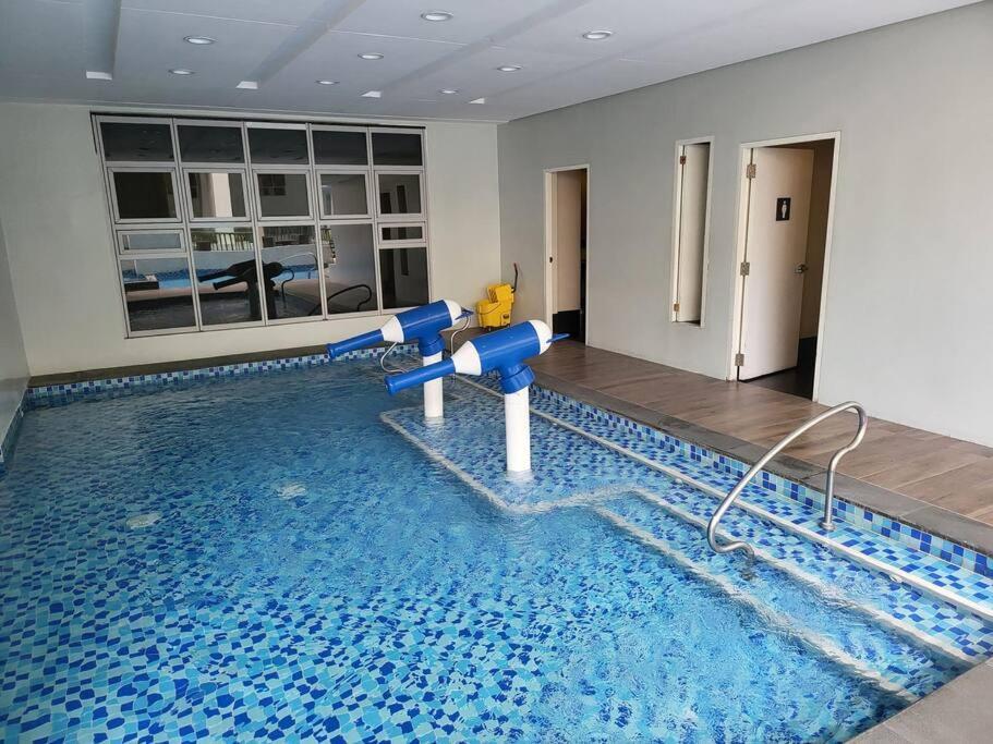 Luxury @ Bgc Sleeps 6 Comfortably Fast Wifi Pool! Apartment Manila Exterior photo