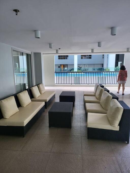 Luxury @ Bgc Sleeps 6 Comfortably Fast Wifi Pool! Apartment Manila Exterior photo