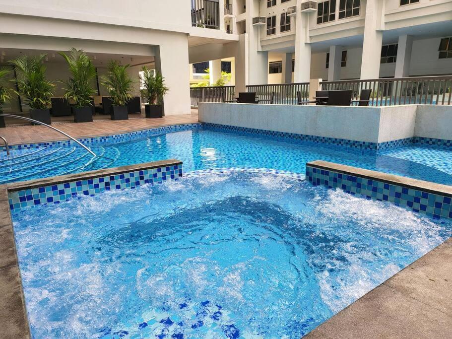 Luxury @ Bgc Sleeps 6 Comfortably Fast Wifi Pool! Apartment Manila Exterior photo