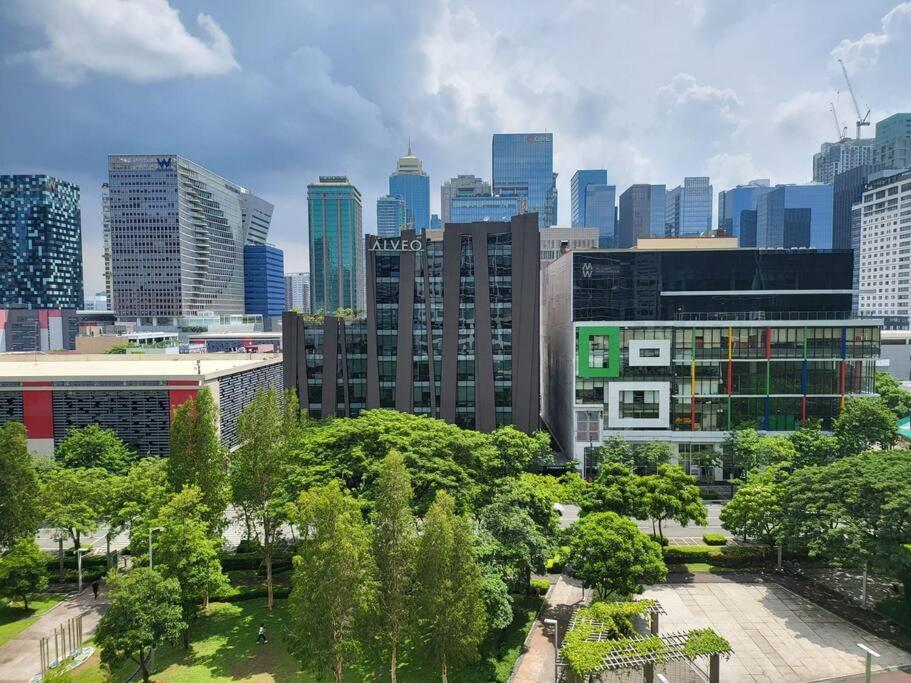 Luxury @ Bgc Sleeps 6 Comfortably Fast Wifi Pool! Apartment Manila Exterior photo