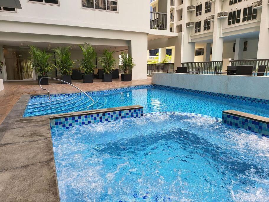 Luxury @ Bgc Sleeps 6 Comfortably Fast Wifi Pool! Apartment Manila Exterior photo