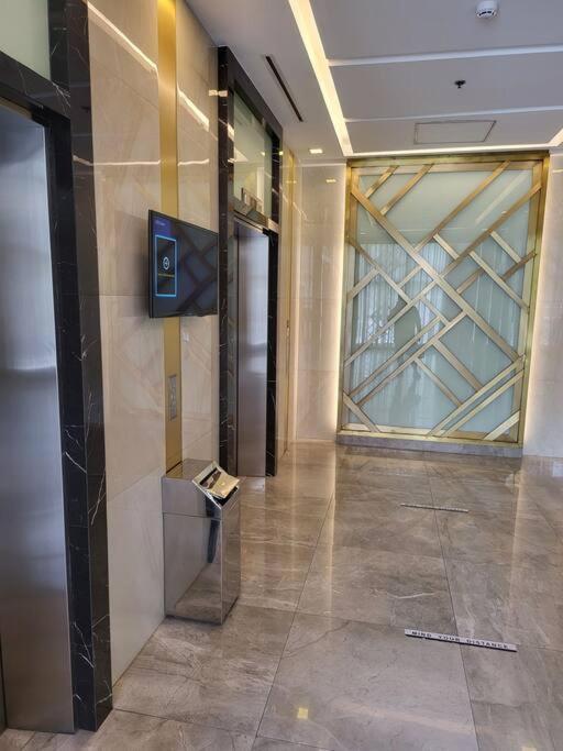 Luxury @ Bgc Sleeps 6 Comfortably Fast Wifi Pool! Apartment Manila Exterior photo